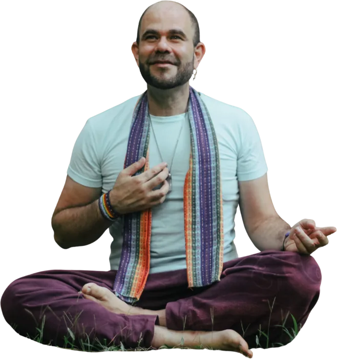 Robson Luminarum sentado, sorrindo, em meditação